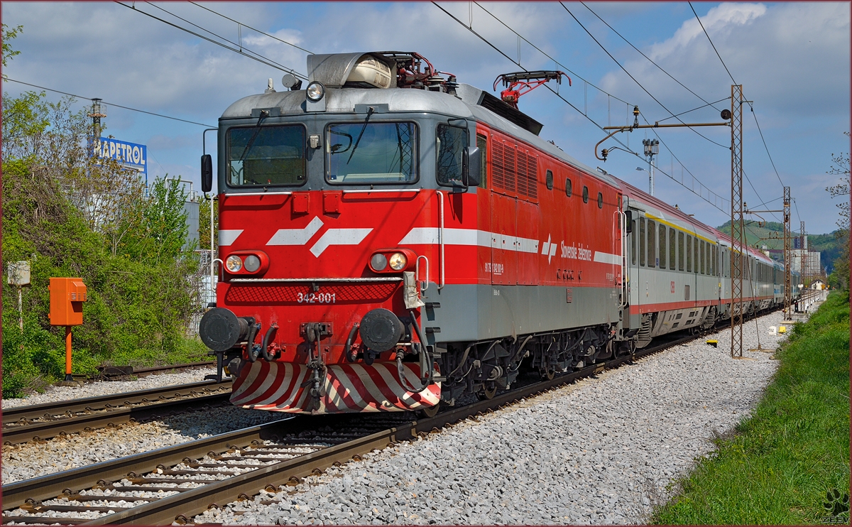 Electric loc 342-001 pull EC151 'Emona' through Maribor-Tabor on the way to Ljubljana. /11.4.2014