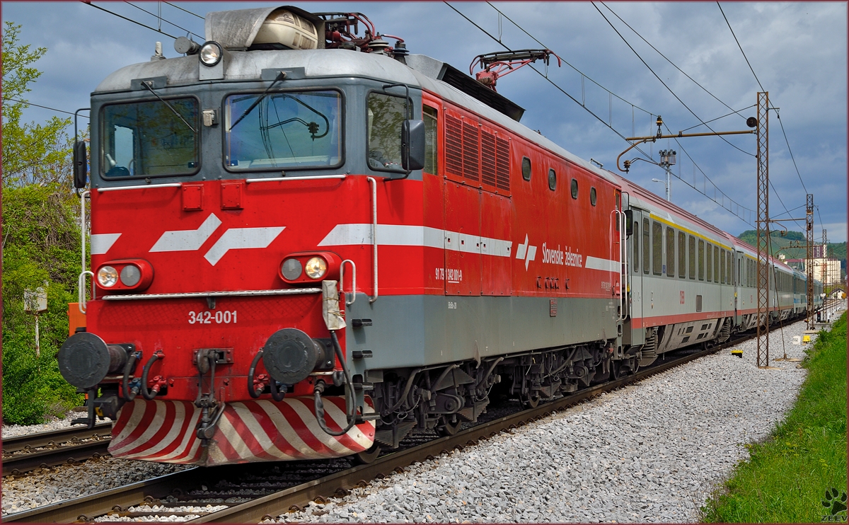 Electric loc 342-001 pull EC151 'Emona' through Maribor-Tabor on the way to Ljubljana. /16.4.2014