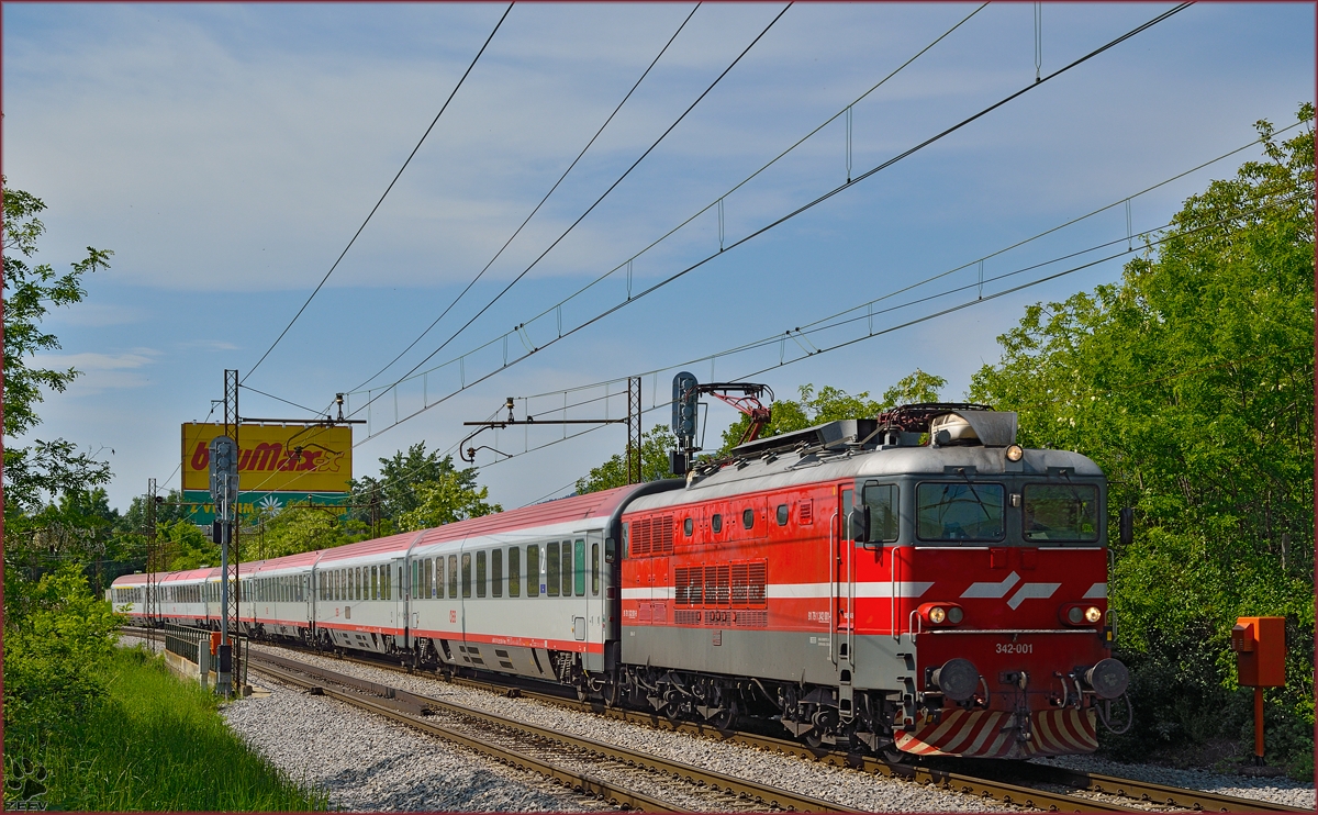 Electric loc 342-001 pull EC158 'Croatia' through Maribor-Tabor on the way to Vienna. /7.5.2014