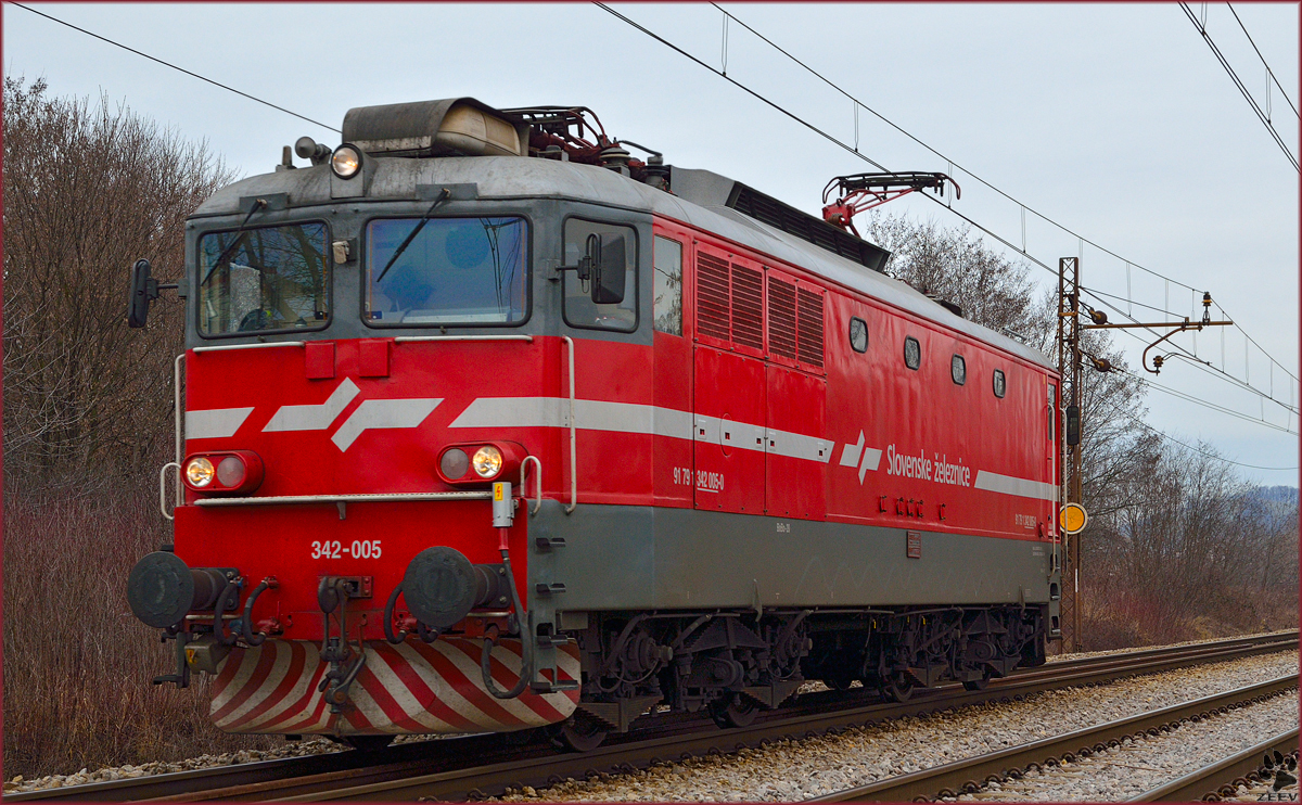 Electric loc 342-005 is running through Maribor-Tabor on the way to Tezno yard. /7.1.2014