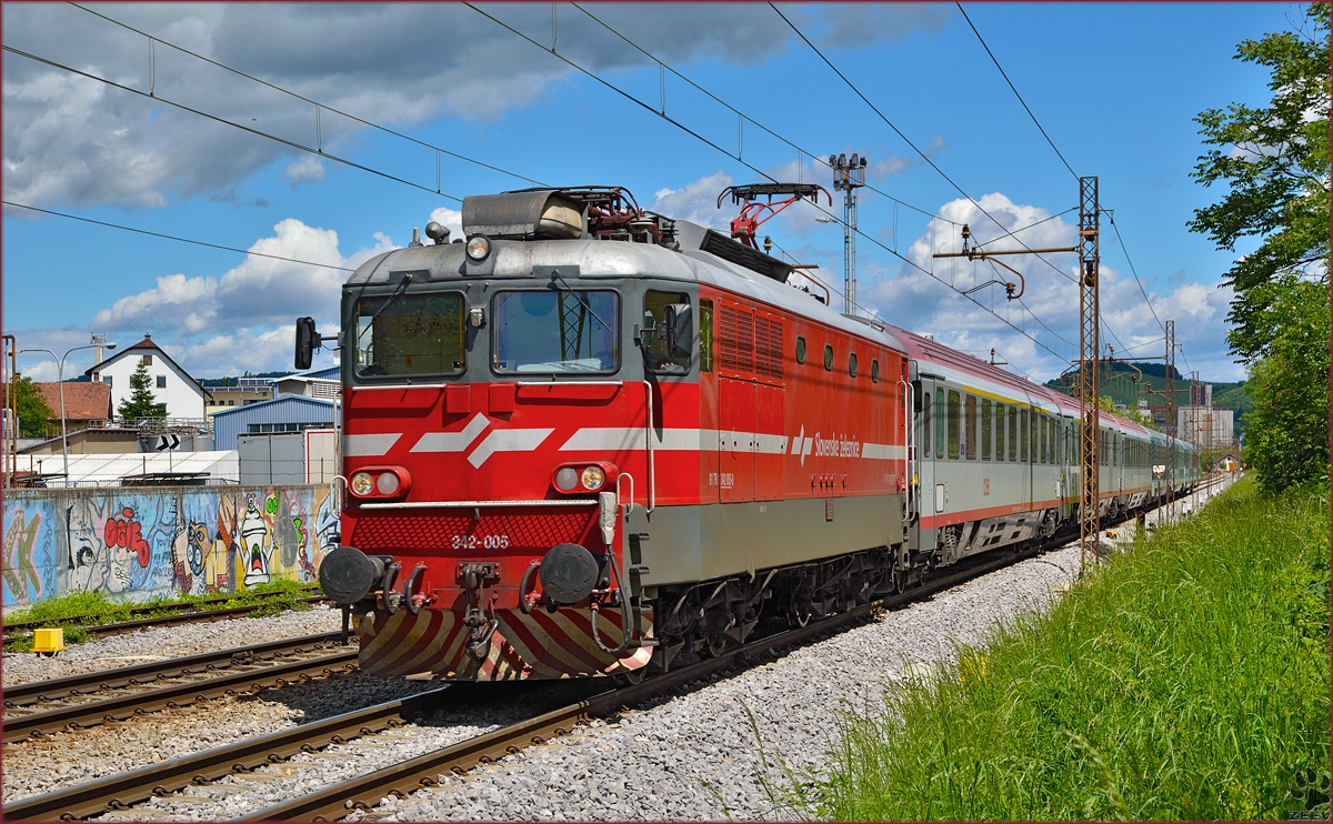 Electric loc 342-005 pull EC151 'Emona' through Maribor-Tabor on the way to Ljubljana. /12.5.2014