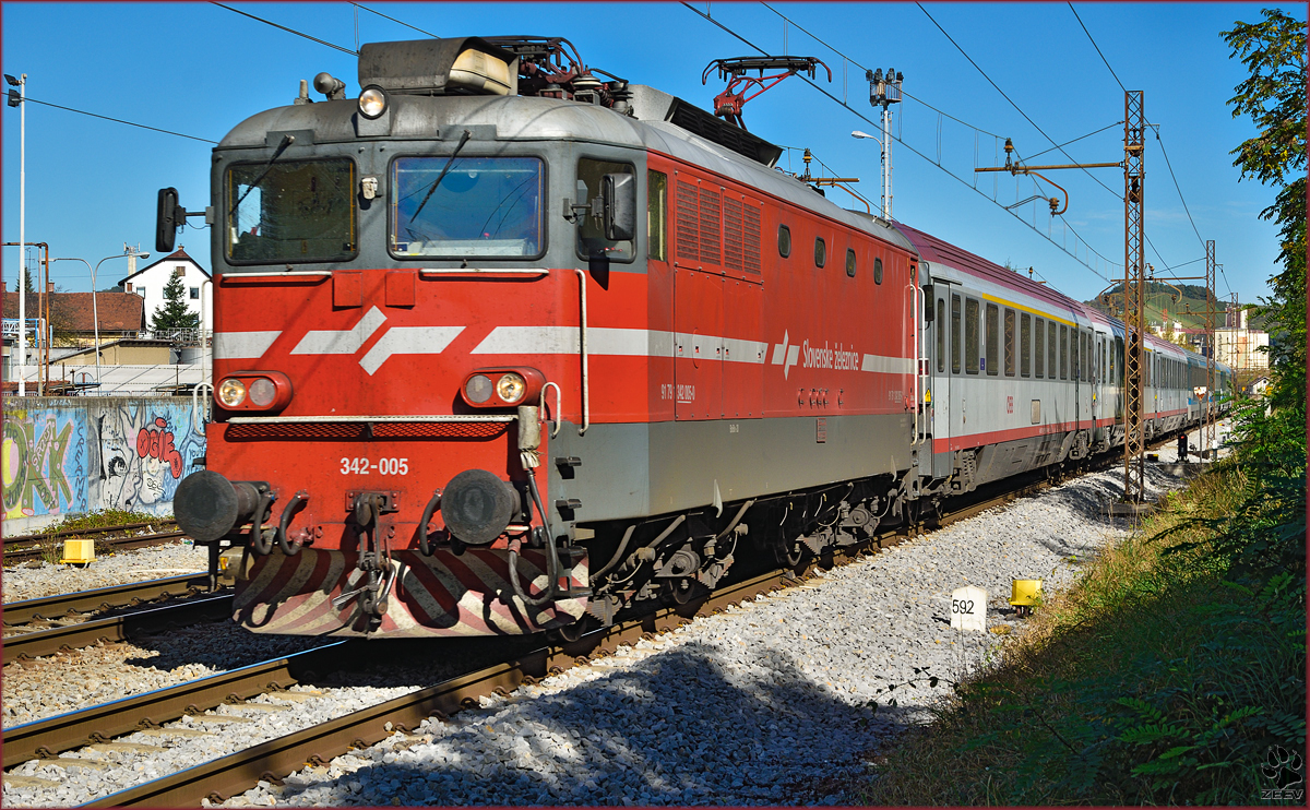 Electric loc 342-005 pull EC151 'Emona' through Maribor-Tabor on the way to Ljubljana. /14.10.2014