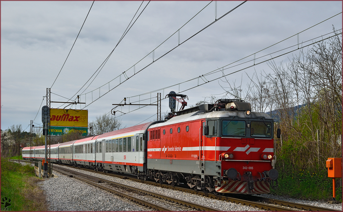 Electric loc 342-005 pull EC158 'Croatia' through Maribor-Tabor on the way to Vienna. /14.4.2015