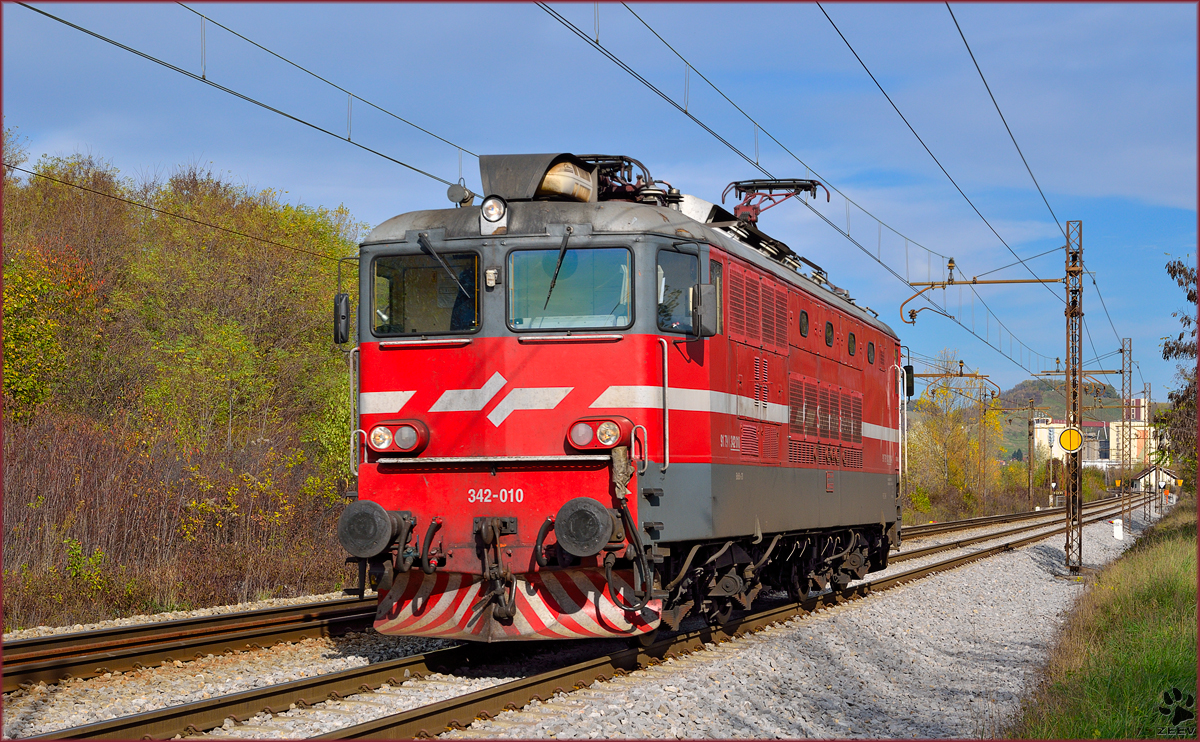 Electric loc 342-010 is running through Maribor-Tabor on the way to Tezno yard. /8.11.2013
