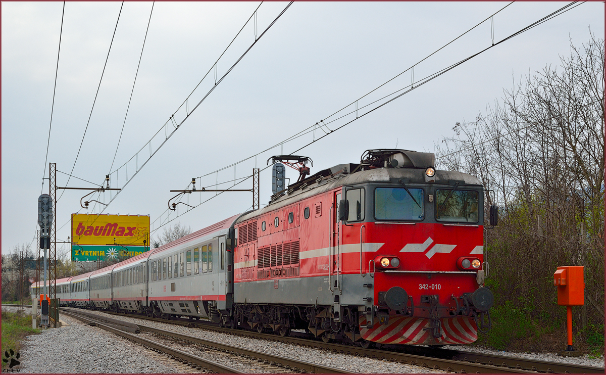 Electric loc 342-010 pull EC158 'Croatia' through Maribor-Tabor on the way to Vienna. /26.3.2014