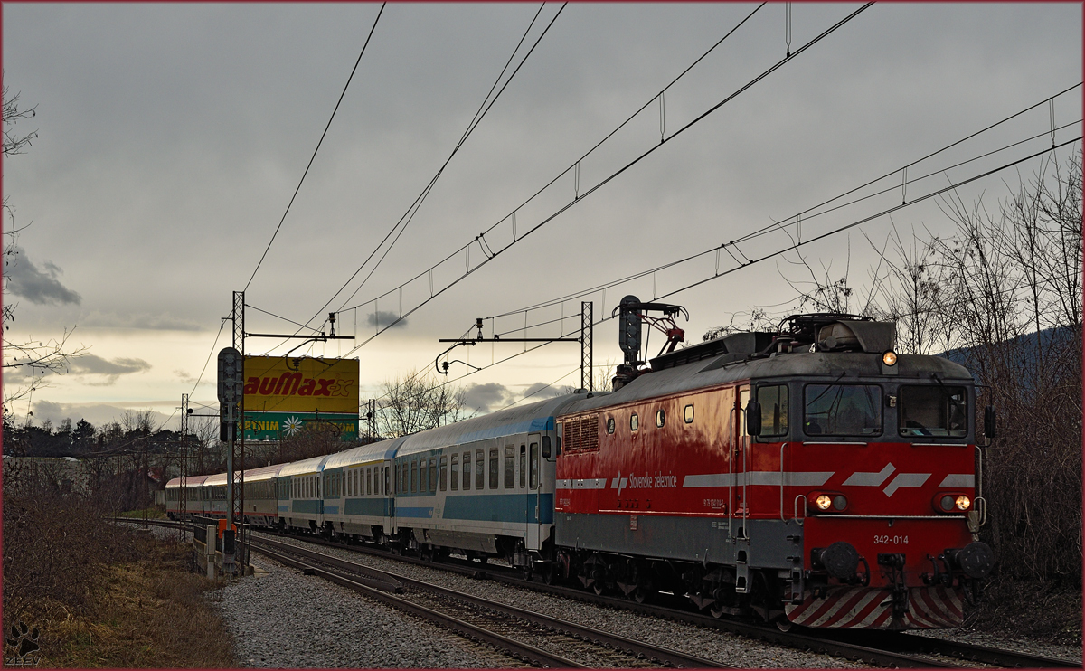 Electric loc 342-014 pull EC158 'Croatia' through Maribor-Tabor on the way to Vienna. /2.3.2015