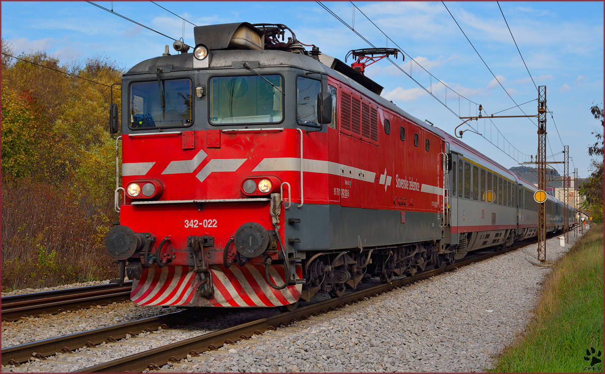 Electric loc 342-022 pull EC151 'Emona' through Maribor-Tabor on the way to Ljubljana. /28.10.2013