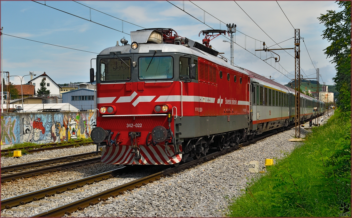 Electric loc 342-022 pull EC151 'Emona' through Maribor-Tabor on the way to Ljubljana. /1.8.2014