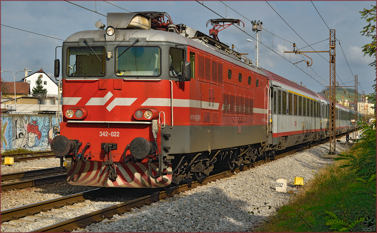 Electric loc 342-022 pull EC151 'Emona' through Maribor-Tabor on the way to Ljubljana. /21.10.2014