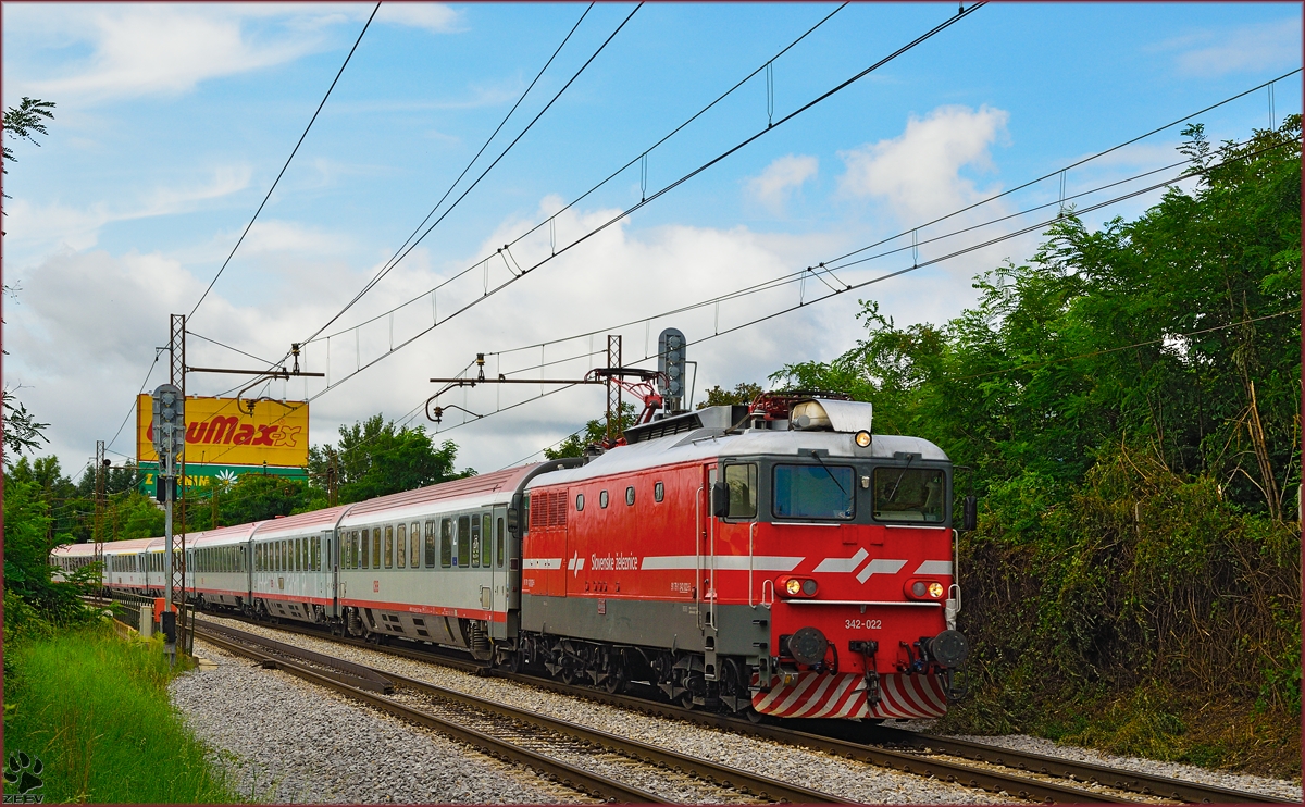 Electric loc 342-022 pull EC158 'Croatia' through Maribor-Tabor on the way to Vienna. /1.8.2014