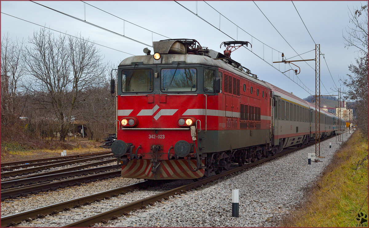 Electric loc 342-023 is hauling EC151 'Emona' through Maribor-Tabor on the way to Tezno yard. /27.12.2013