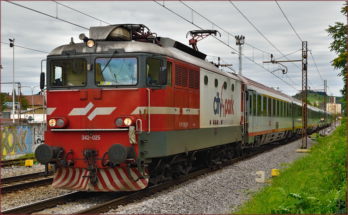 Electric loc 342-025 pull EC151 'Emona' through Maribor-Tabor on the way to Ljubljana. /12.8.2014