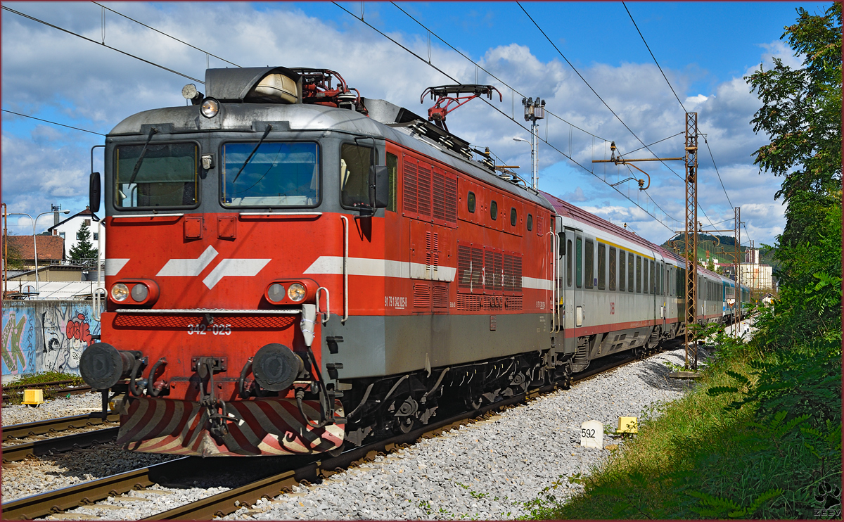 Electric loc 342-025 pull EC151 'Emona' through Maribor-Tabor on the way to Ljubljana. /23.9.2014