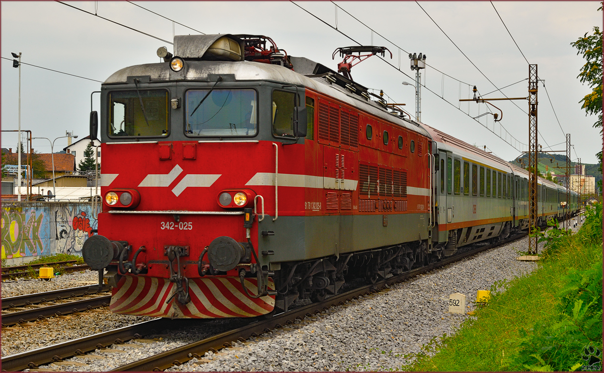 Electric loc 342-025 pull EC151 'Emona' through Maribor-Tabor on the way to Ljubljana. /3.9.2014