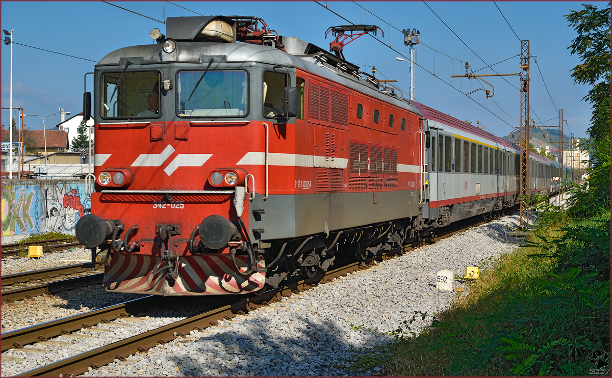 Electric loc 342-025 pull EC151 'Emona' through Maribor-Tabor on the way to Ljubljana. /3.10.2014