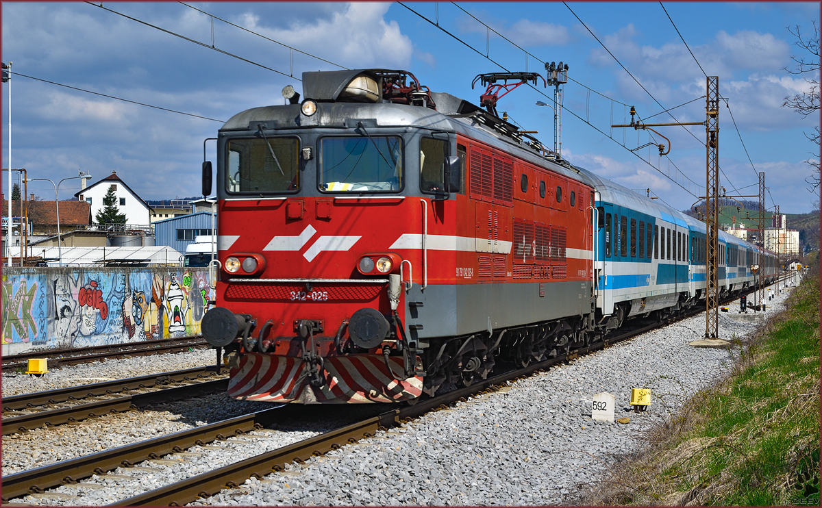 Electric loc 342-025 pull EC151 'Emona' through Maribor-Tabor on the way to Ljubljana. /7.4.2015