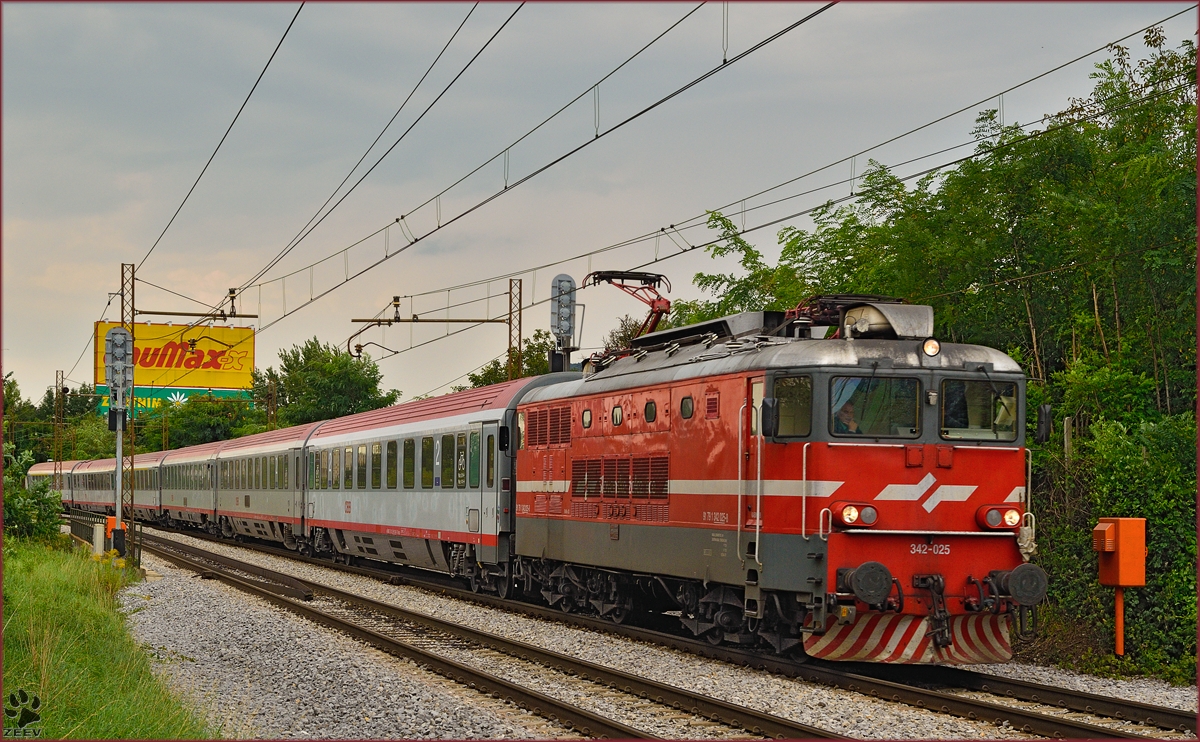 Electric loc 342-025 pull EC158 'Croatia' through Maribor-Tabor on the way to Vienna. /3.9.2014