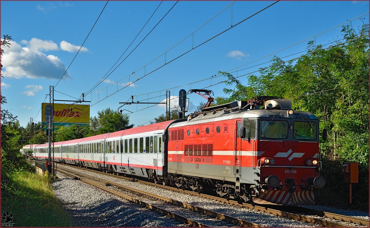 Electric loc 342-025 pull EC158 'Croatia' through Maribor-Tabor on the way to Vienna. /23.9.2014