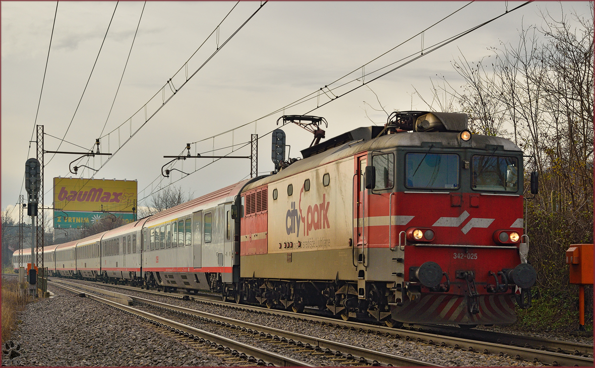 Electric loc 342-025 pull EC158 'Croatia' through Maribor-Tabor on the way to Vienna. /15.12.2014