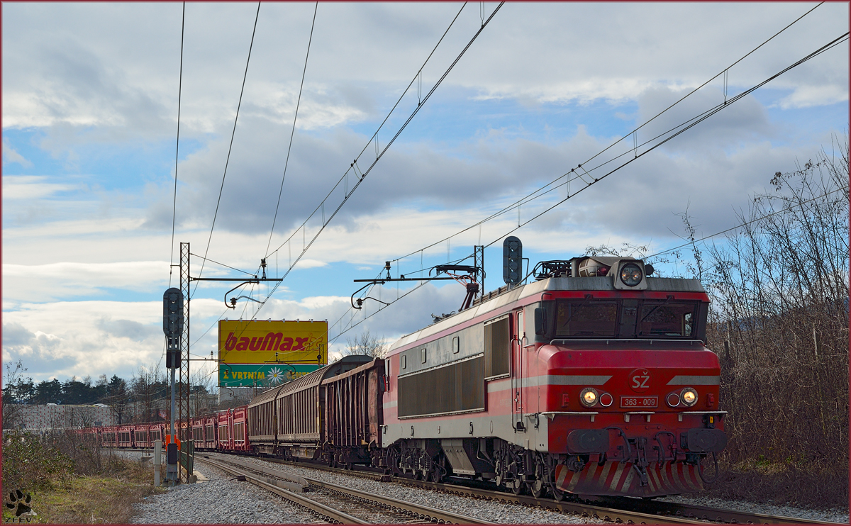 Electric loc 363-009 is hauling freight train through Maribor-Tabor on the way to the north. /28.2.2014