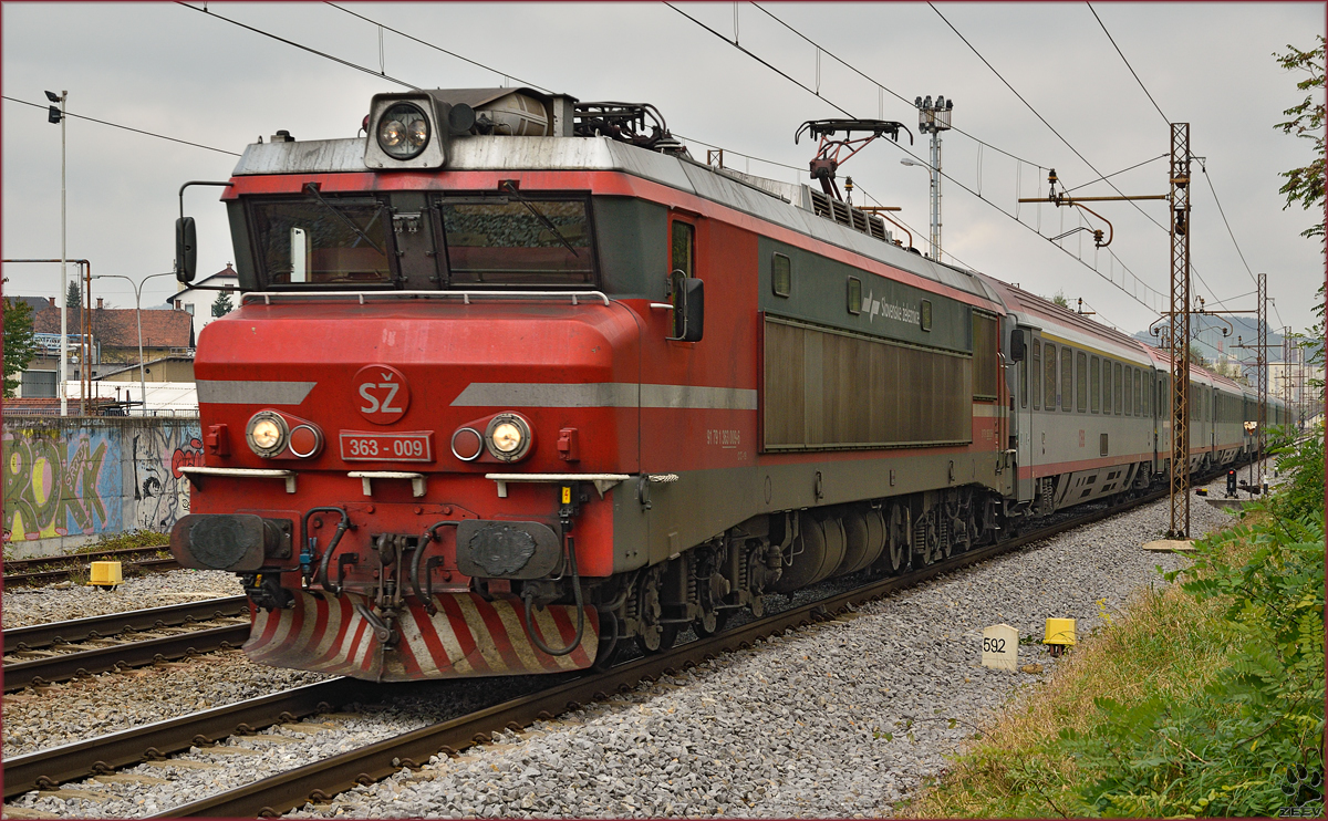 Electric loc 363-009 pull Ec151 'Emona' through Maribor-Tabor on the way to Ljubljana. /27.10.2014