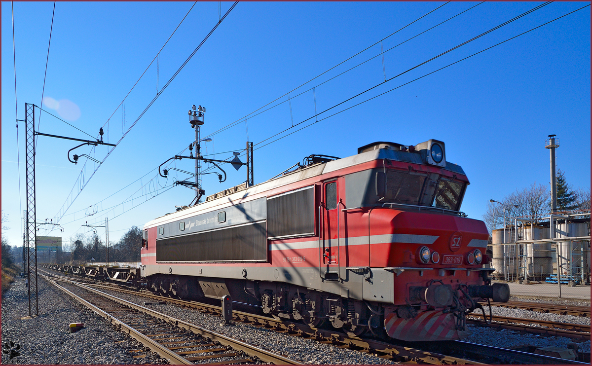 Electric loc 363-019 is hauling freight train through Maribor-Tabor on the way to the north. /13.1.2014