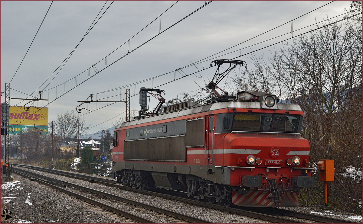 Electric loc 363-019 run through Maribor-Tabor on the way to Maribor station. /9.1.2015