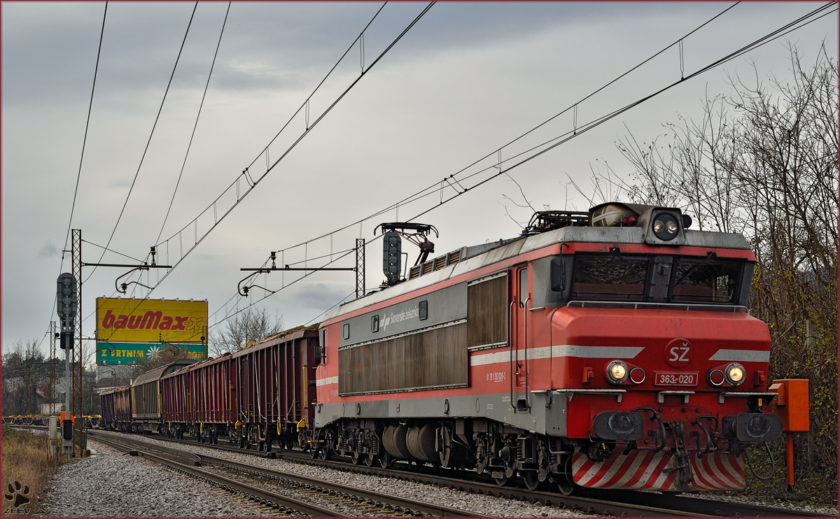 Electric loc 363-020 pull freight train through Maribor-Tabor on the way to the north. /15.12.2014