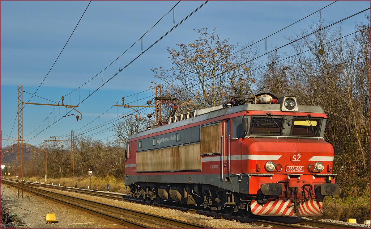 Electric loc 363-020 run through Maribor-Tabor on the way to Tezno yard. /20.12.2014