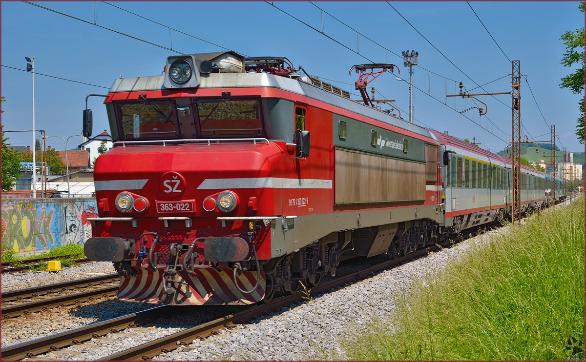 Electric loc 363-022 pull EC151 'Emona' through Maribor-Tabor on the way to Ljubljana. /21.5.2014