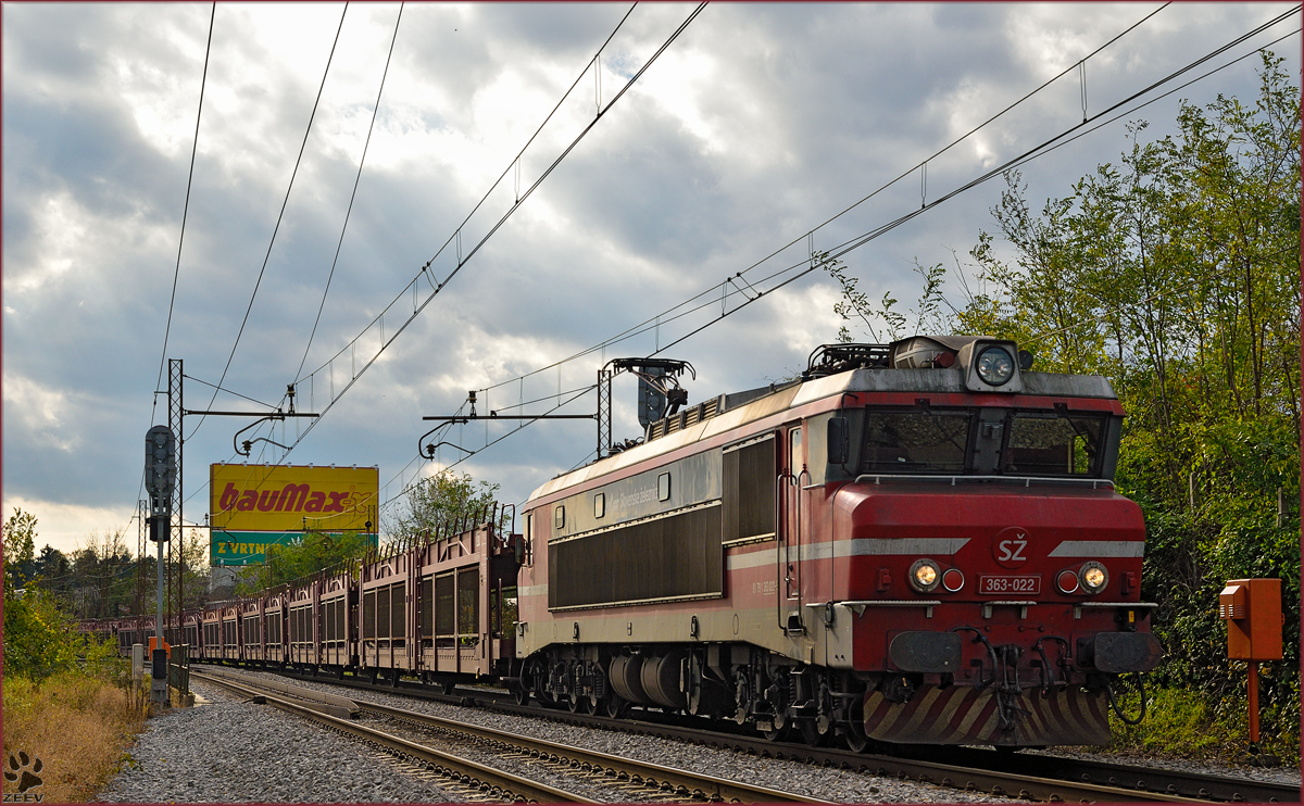 Electric loc 363-022 pull freight train through Maribor-Tabor on the way to the north. /4.11.2014