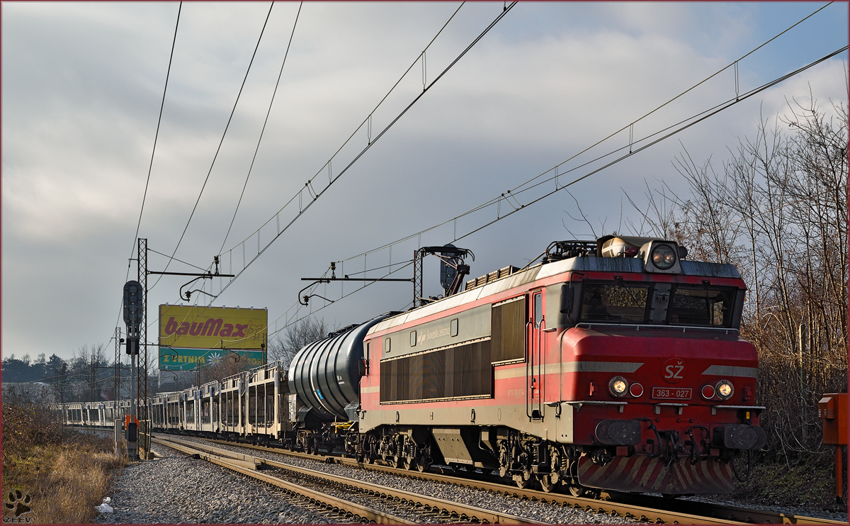 Electric loc 363-027 pull freight train through Maribor-Tabor on the way to the north. /19.1.2015