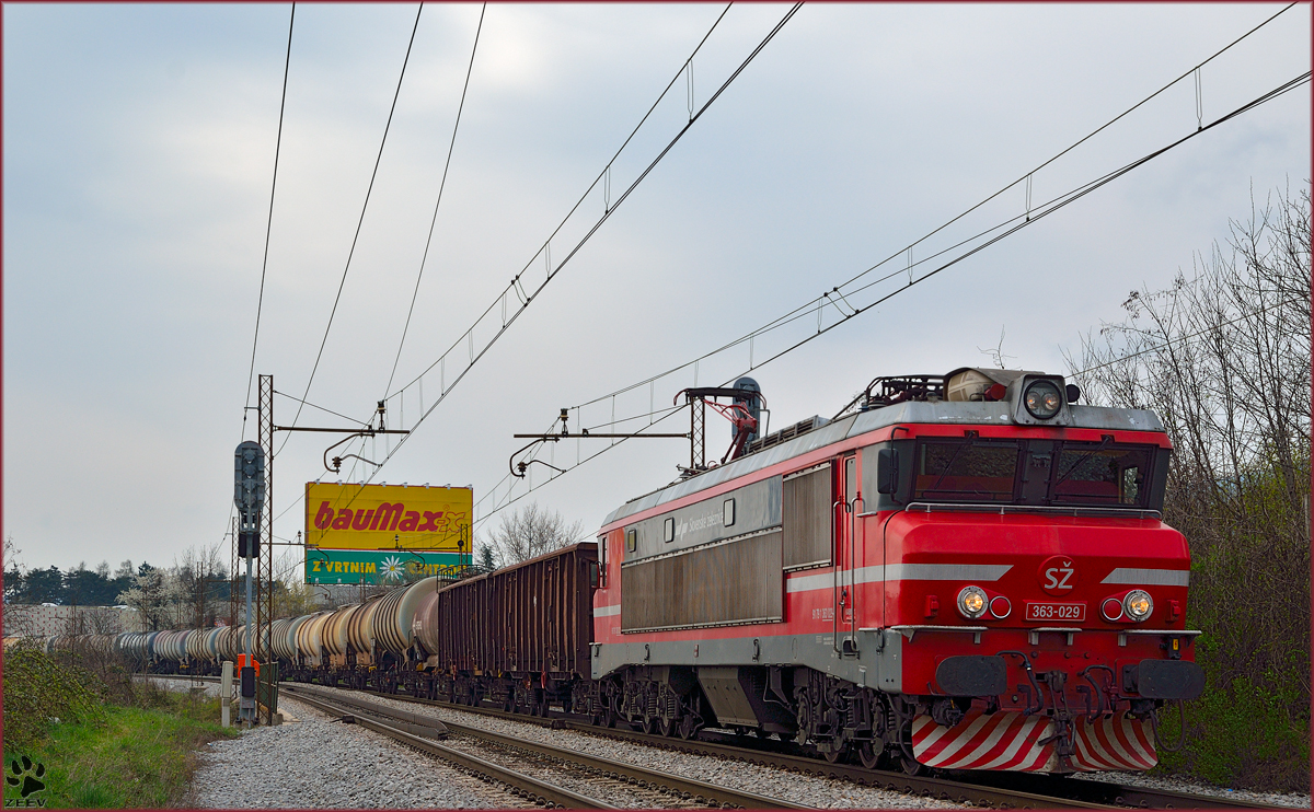 Electric loc 363-029 is hauling freight train through Maribor-Tabor on the way to the north. /26.3.2014