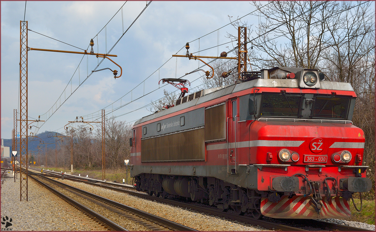 Electric loc 363-030 is running through Maribor-Tabor on the way to Tezno yard. /5.3.2014