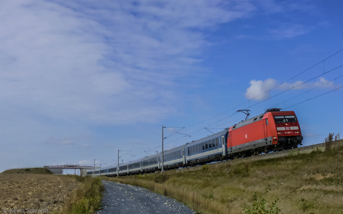 Electric locomotive 101 085 with Eurocity 175 from Hamburg is on the ride to Budapest and will soon reach Dresden, Saxony. (23 September 2012)