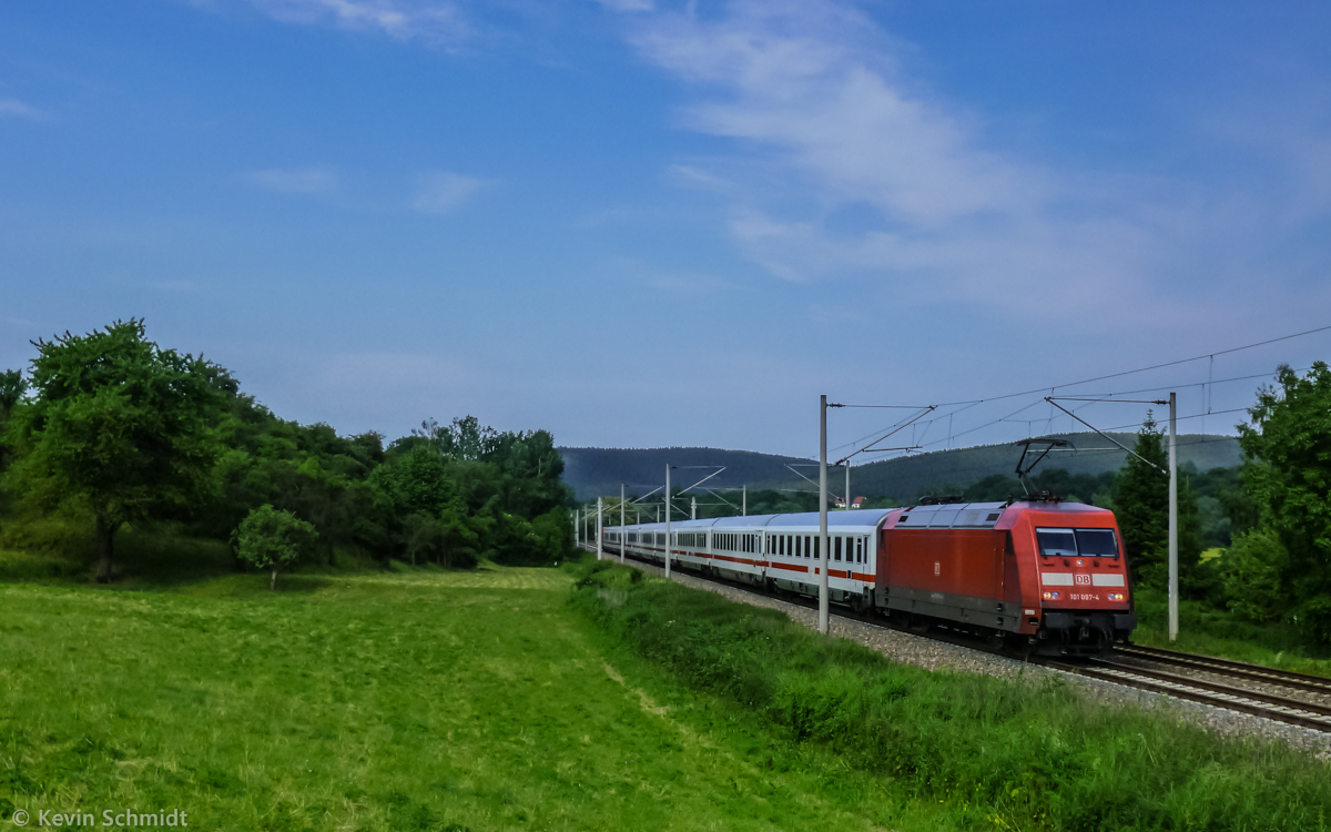 Electric locomotive 101 097 with its Intercity 2207 is on the ride from Berlin to Munich near Kahla and will soon arrive at the station of Saalfeld. (17 June 2013)