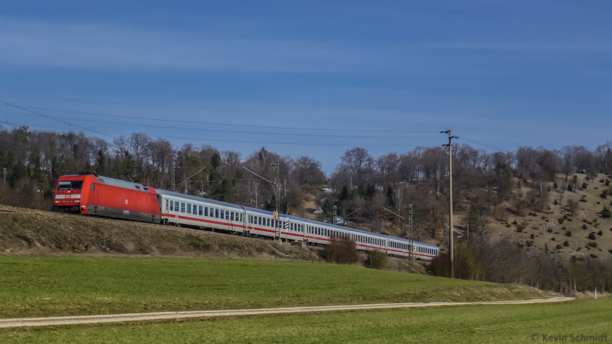 Electric locomotive 101 104 with Intercity 1218 from Munich is on the way to Frankfurt/Main between Lonsee and Urspring near Ulm. (16 March 2013)