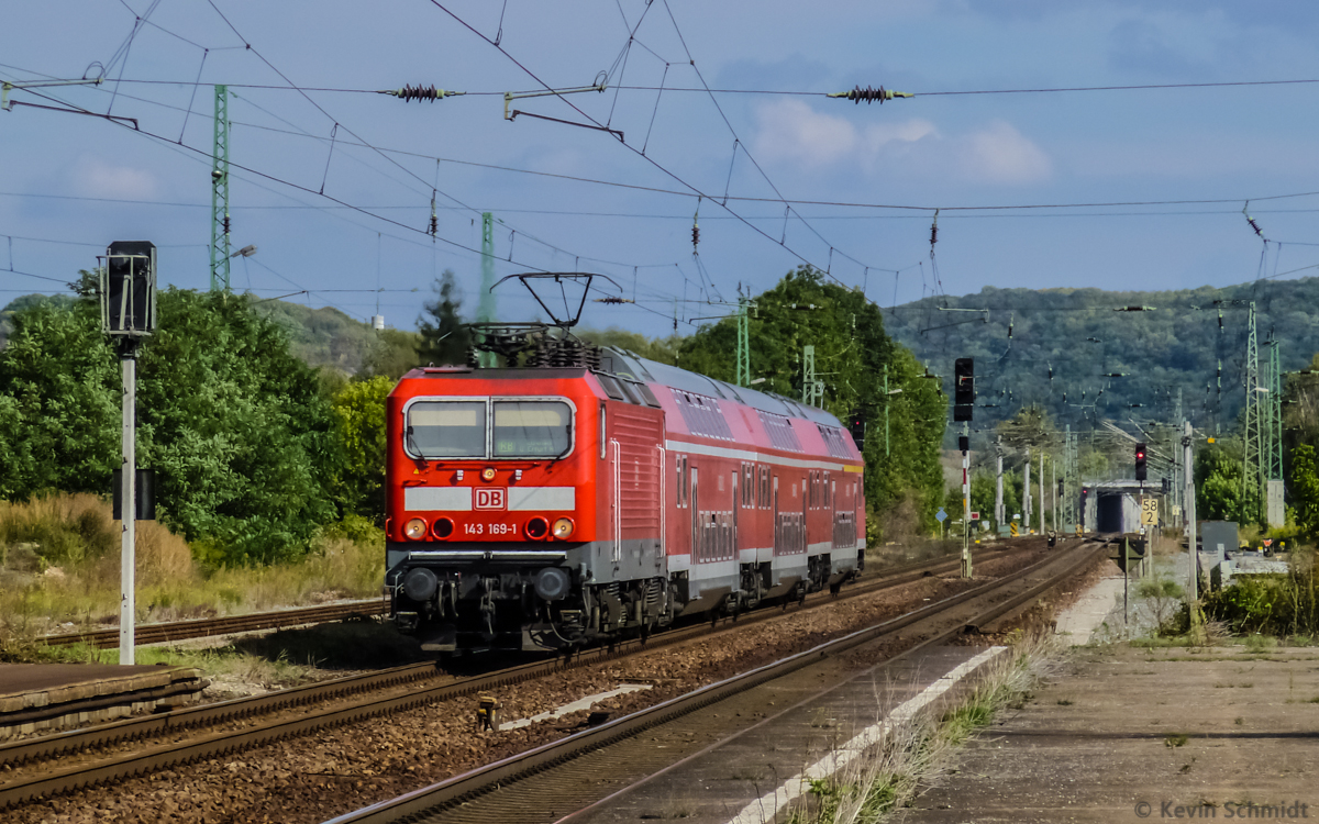 Electric locomotive 143 169 is arriving at Grossheringen station with a local train from Halle/Saale via Erfurt to Eisenach. (29 September 2012)