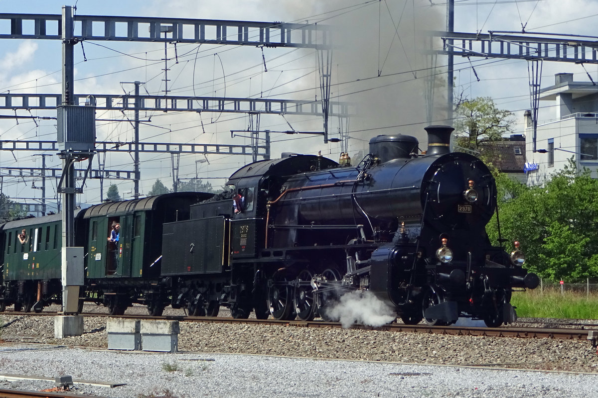 Elephant with extra train: SBB 2978 Elefanten hauls an extra train into Brugg AG on 26 May 2019.