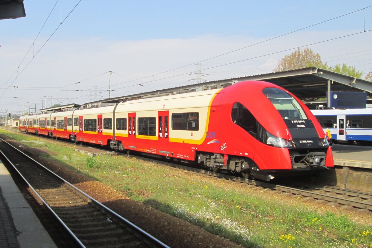 ELF 27WE-011 stands at Warszawa Zachodnia on 1 May 2016.