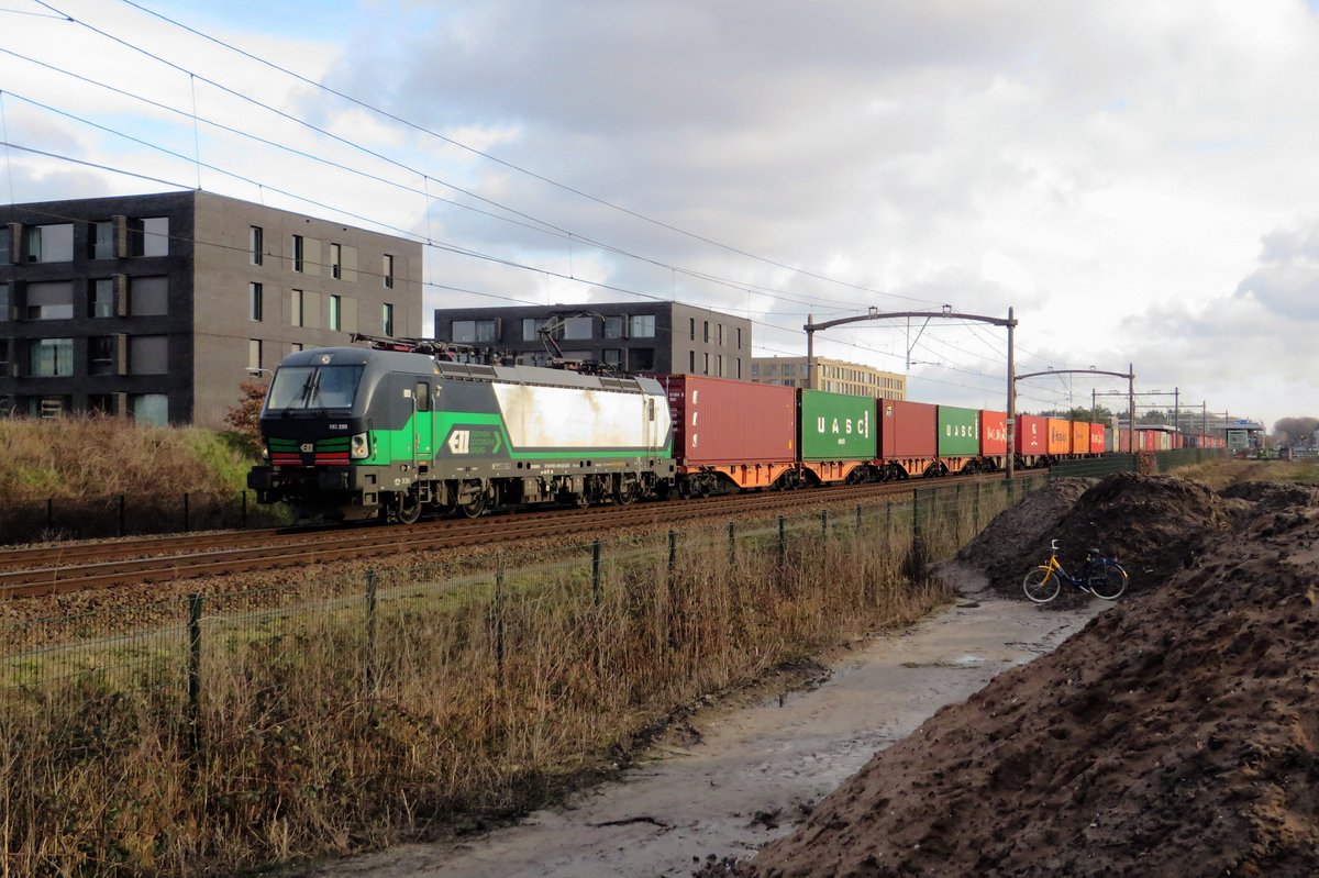 ELL/LTE 193 299 with container train passes Tilburg-Reeshof on 24 January 2021.