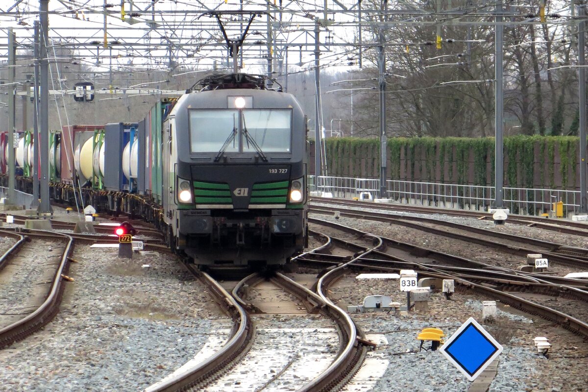 ELL/RTB 193 727 rounds the curvature at Zutphen hauling the PCC intermodal shuttle train on 17 February 2023.