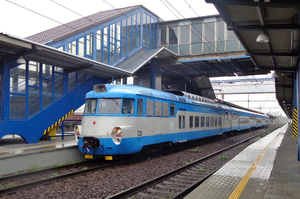 EM 475 1045 is about to leave Ostrava hl.n. on a rainy 23 September 2017.