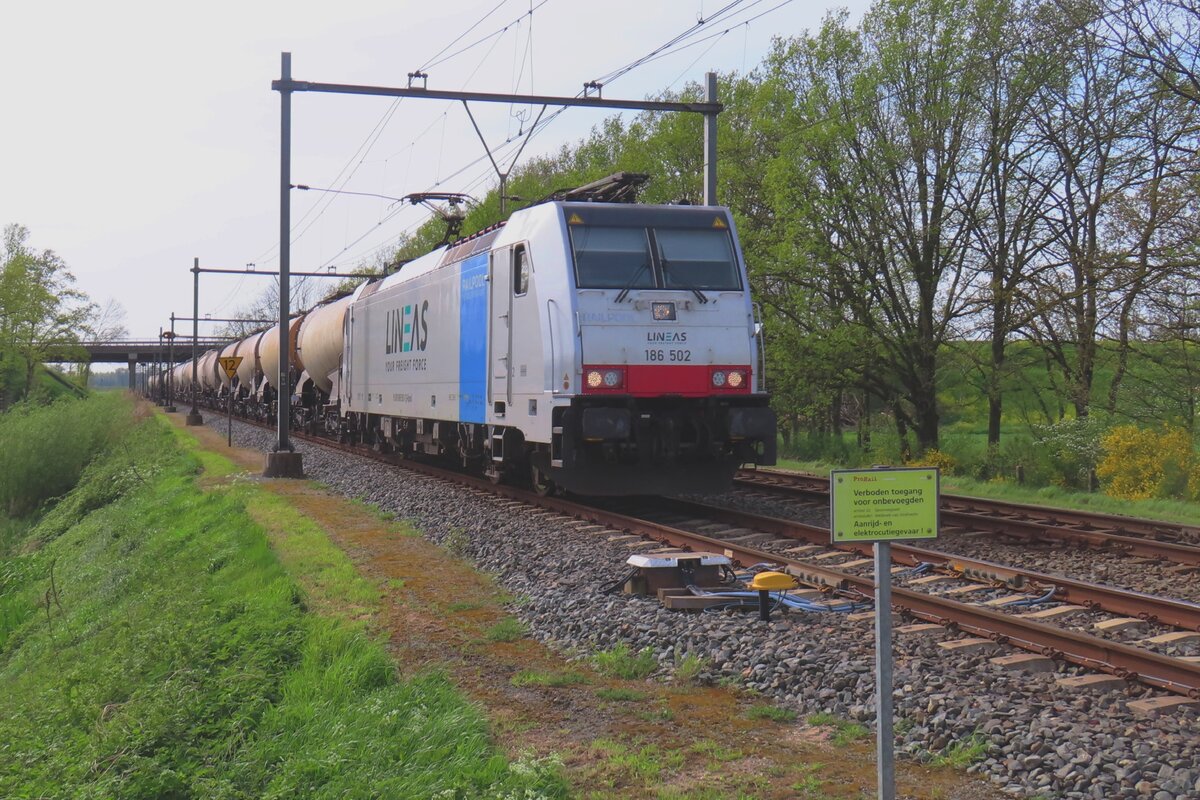 Emergency shot on Lineas 186 5602 hauling a diverted freight near Niftrik on 13 April 2024. 