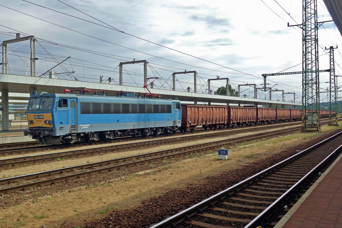 Empty coal train, headed by 630 041, passes through Kelenföld on 10 September 2018.