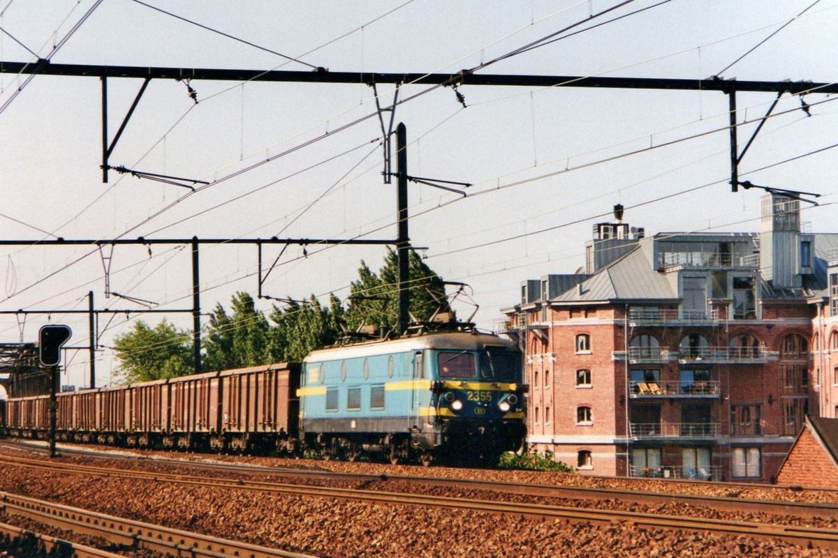 Empty Eanos-train with 2355 heading, passes through Antwerpen-Dam on 15 May 2002.