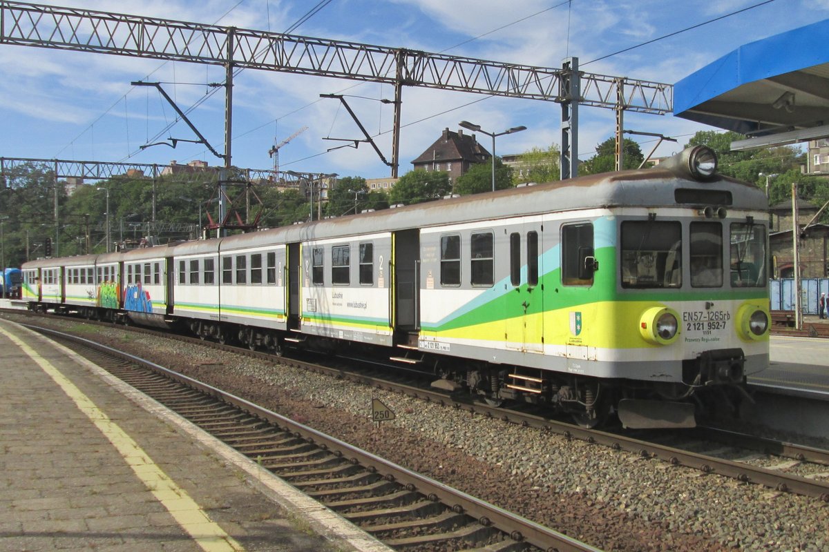 EN57-1265 stands at Kosztryn on 17 September 2017. Like many of het sisters -be they modernised or not- she wears one of the many provincial and local colour schemes that sprang up from the regionalisation of the former PKP PR division. PKP PR itself survives on a much reduced scale as PolRegio.