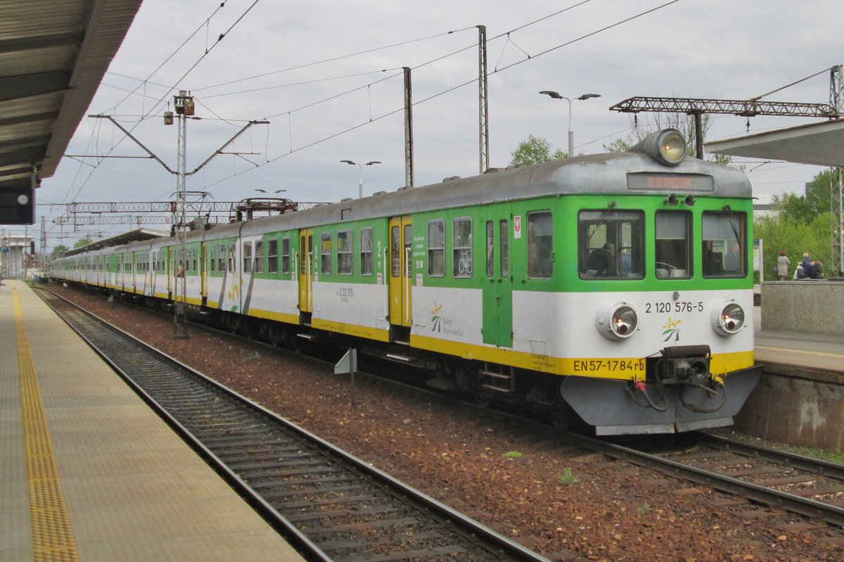 EN57-1784 calls at Warszawa-Wschodnia on 2 May 2016.