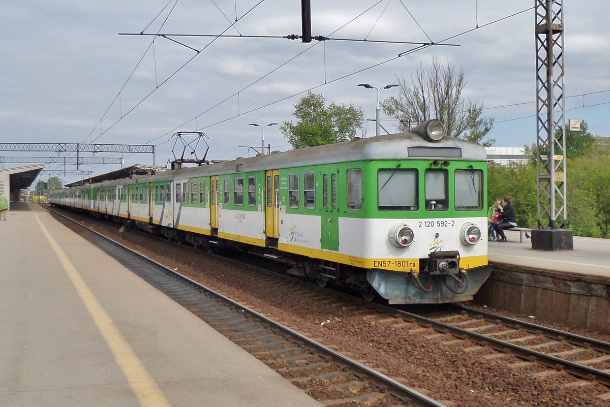EN57-1801 calls at Warszawa-Wschodnia on 1 May 2016.