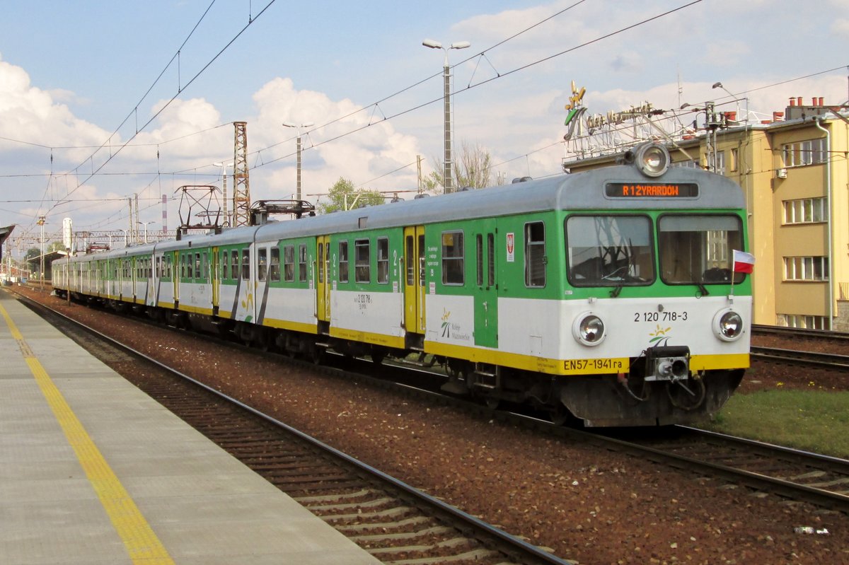 EN57-1941 leaves Warszawa-Wschodnia on 2 May 2016.